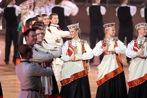Autors: integree Latviešu tautas dejas.