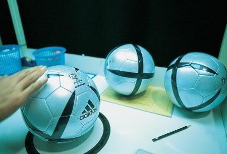 Autors: kreksss Kā ražo Adidas bumbas.