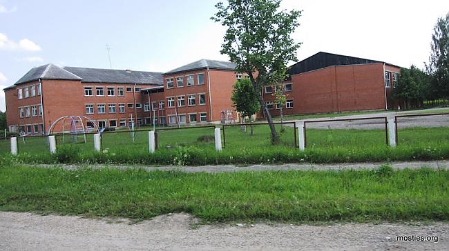 Bildē skola kurā mācās pāris... Autors: YMothF Latvijas "spoku" pilsēta - Kuprava