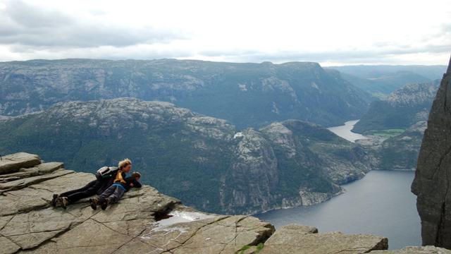Preikestolen pazīstams arī... Autors: Mūsdienu domātājs Apskaties, kā izskatās pasaulē visnedrošākās vietas