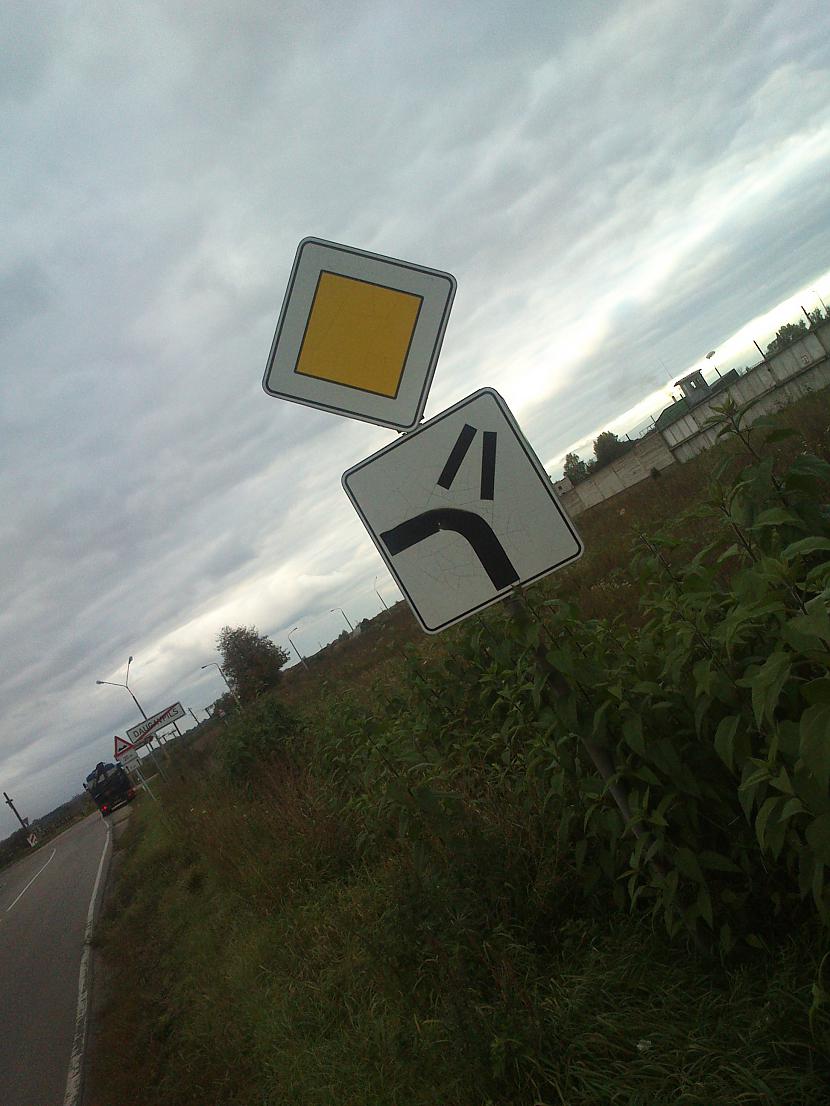 Autors: Arizon Latvijas nelaimīgākā ceļa zīme.