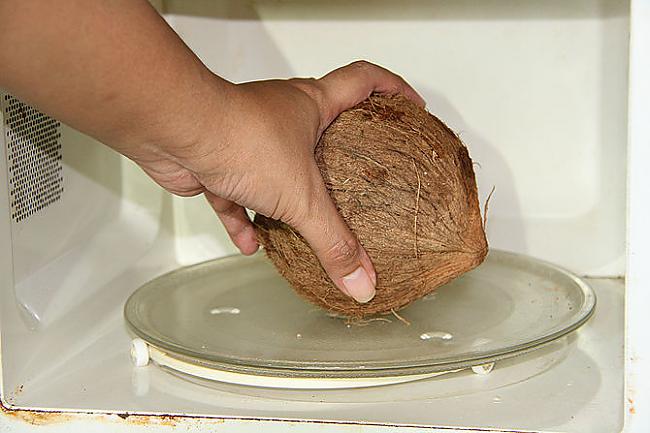 ieliec mikrenē vai krāsnī uz... Autors: plunkš Kā iegūt kokosrieksta skaidiņas?