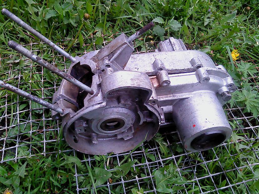Motoru es izārdīju pa... Autors: KOMANDI3RIS Vjatka VP-150 motora remonts.