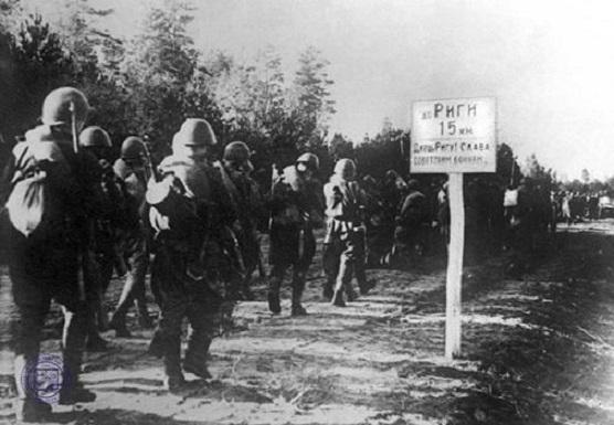 Līdz Rīgai 15 km Dod Rīgu... Autors: LordsX "Sarkanbaltsarkanā infekcija".