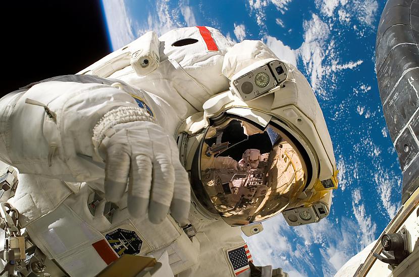 NASA astronauts selfijā ar... Autors: TestU mONSTRs Zeme tāda, kādu tu to neesi redzējis, un fakti, kurus neesi dzirdējis.