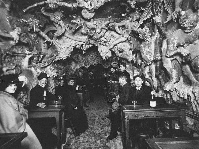 Klienti Elles kafejnīcā... Autors: Ļaļaka 25 biedējošas vēsturiskas fotogrāfijas