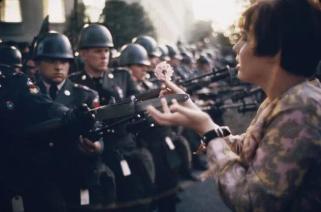 17gadīga demonstrante dāvā... Autors: starmen Ko aklais var saredzēt un kurlais sadzirdēt?