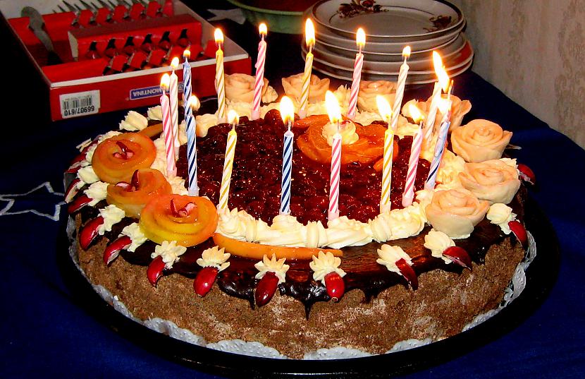 Tā pati torte ar svecītēm Autors: rasiks Dzimšanas dienai (1)