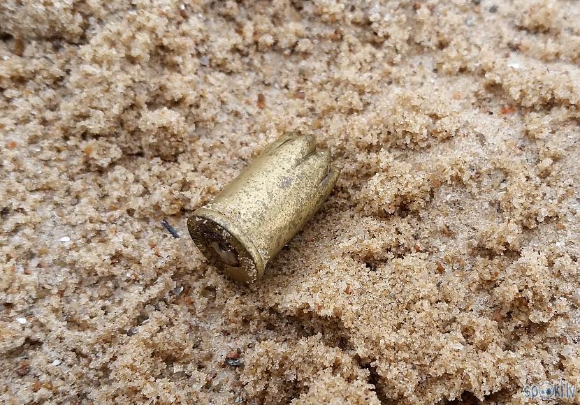 Autors: pyrathe Ar metāla detektoru pa pludmali (Lieldienas)