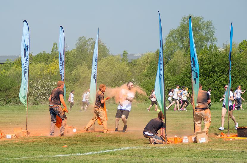 Brīvprātīgie darbinieki... Autors: ugnotbug Color Me Rad UK - piecu kilometru skrējiens dzīves izkrāsošanai!