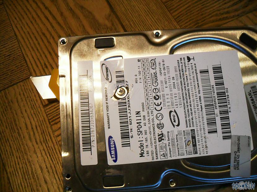 Slēptā skrūve parasti vismaz... Autors: Grey Wolf Kas "lācītim vēderā" jeb jaucam ārā HDD