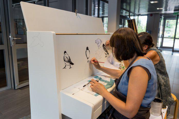 Jūrmalā izvietotās klavieres... Autors: es tēvocis Jūrmalā atklātas brīvdabas klavieres, kuras var spēlēt garāmgājēji