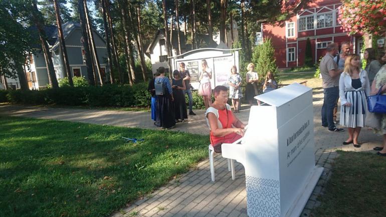 Autors: es tēvocis Jūrmalā atklātas brīvdabas klavieres, kuras var spēlēt garāmgājēji