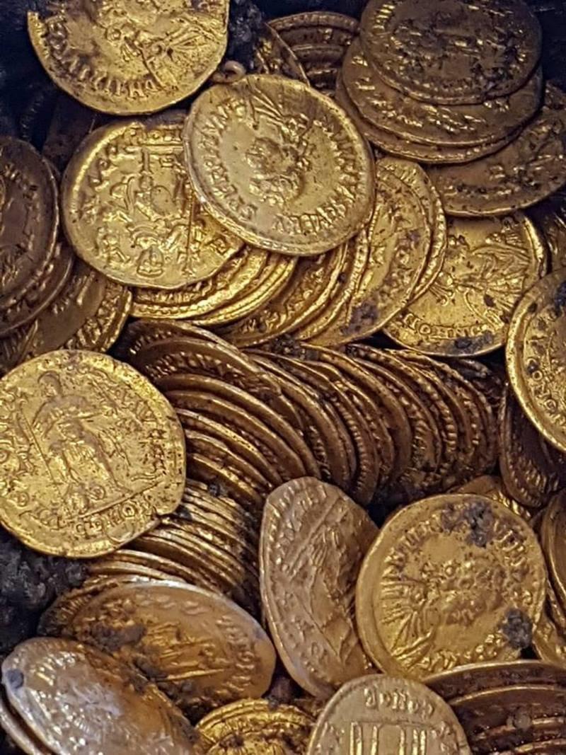 Kressoni teātris tika... Autors: pyrathe Itālijā zem teātra ēkas celtnieki atrod 5. gadsimta zelta monētas