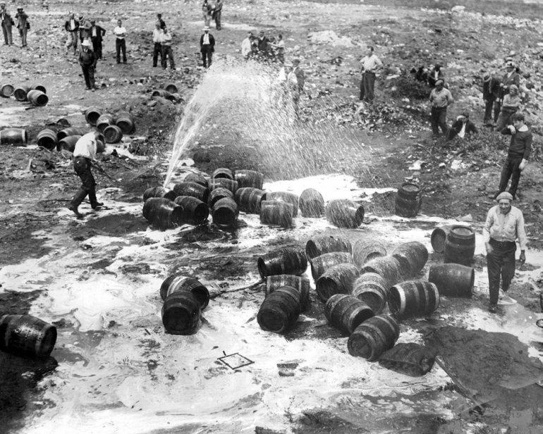 Ņūdžersijā tiek iznīcināts... Autors: LedusTēja 13 gadu garais ASV "sausais likums" iemūžināts vēsturiskos foto
