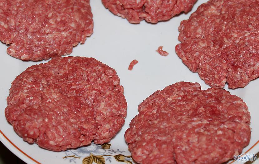 Pārtaisam bumbiņas par... Autors: Werkis2 Werkis gatavo Sier-Burgeru