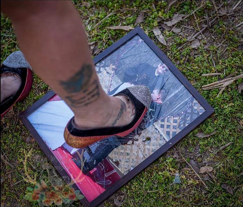 Autors: The Diāna Sieviete uzrīko fotosesiju par godu tam, ka izšķīrās pēc 13 gadiem laulībā