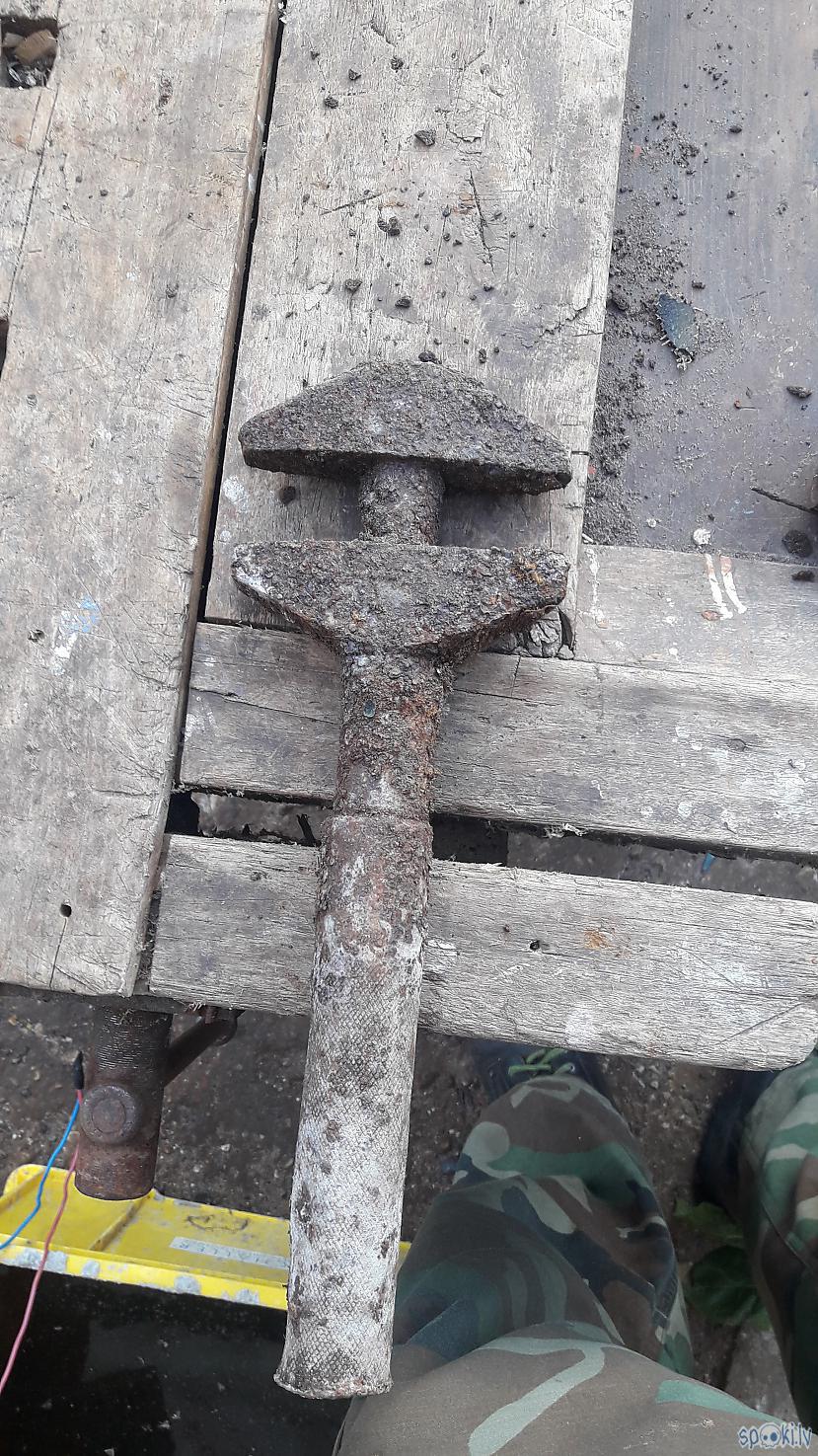 Izraku scaronādu atslēgu... Autors: DamnRiga No lūžņa par instrumentu.