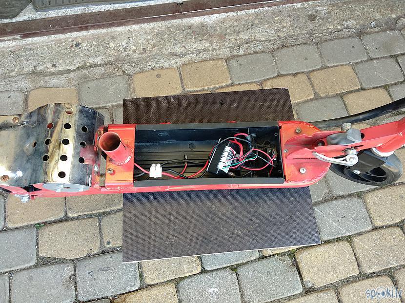 Iekscaronā tukscaronums... Autors: 76martini Atjaunojam vecu elektrisko skrejriteni