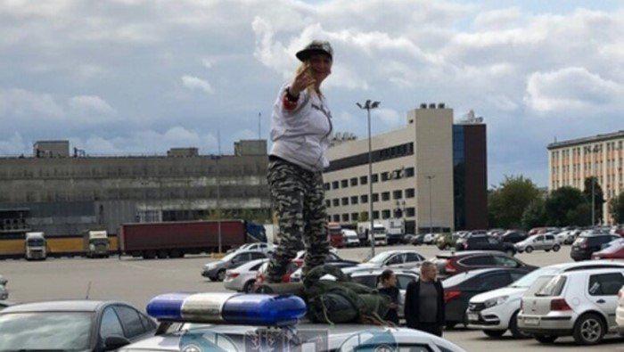 Ja fonā ir policijas... Autors: es tēvocis Jocīgi, bet sievietes vienmēr grib kaut kur uzkāpt...
