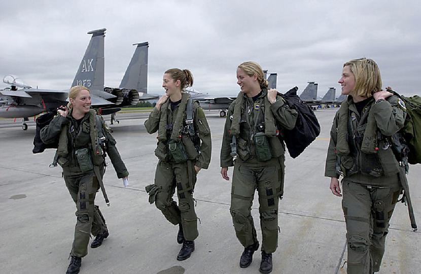 Dienēt militārajā... Autors: Lestets 10 parastas lietas, ko pirms 100 gadiem sievietes nedrīkstēja darīt