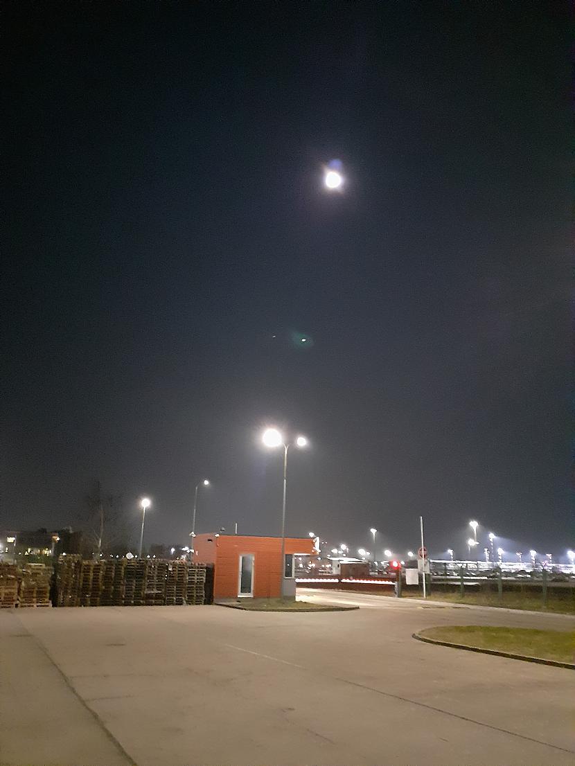 Mēness virs lidostas no... Autors: Drakonvīrs Pilnmēness plkst 4 - 4.30, un saullēkts...