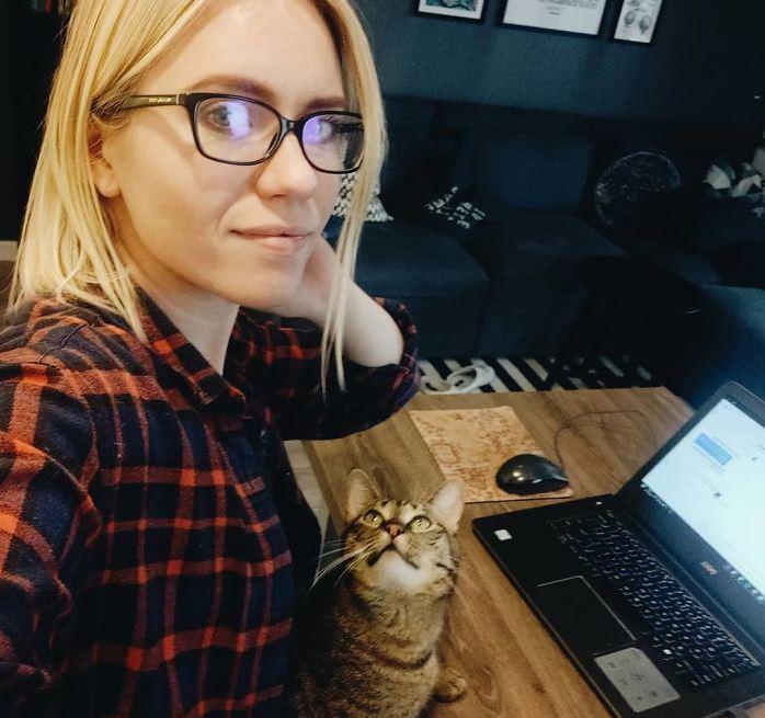 Autors: matilde Lūk, kā patiesībā izskatās «darbs no mājām», ja tev ir mājdzīvnieki