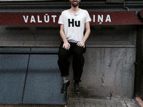 Jaunieši Rīgas ielās veido smieklīgus uzrakstus. Pagājušās vasaras hīts!