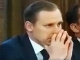 Dienas video: Gobzems sēdes laikā pieķerts urbinot degunu
