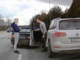 Rīga starp BMW vadītāju un VW vadītāju izcēlies strīds. Kurš vainīgs?