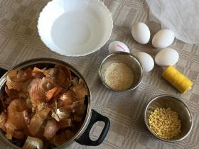 Tradicionāla Lieldienu olu krāsošana
