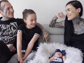 Tetovētā latviete Monami Frost atklāj meitiņas vārdu