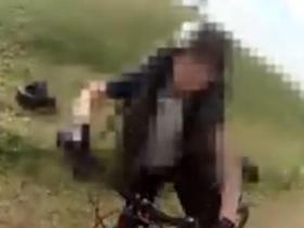 Policists aizņemas velosipēdu, lai notvertu nepilngadīgos uzbrucējus