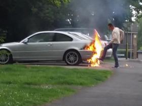 Vīrietis mēģināja izglābt savu «BMW» sperot un pūšot virsū liesmai