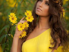 Lady in Yellow 2