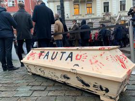 Mediķiem naudas nav, bet piemaksai koalīcijas deputātiem un partijām nauda ir.